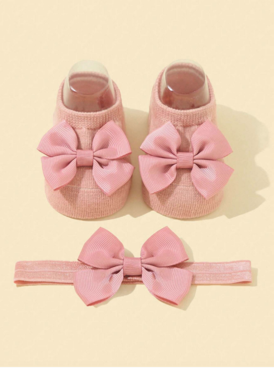 set za bebe, antiklizne čarape, traka za glavu bebe, udobna dječja odjeća, sigurnosne čarape za prve korake, poklon za novorođenče, dječja moda, elegantne bebe, odjeća za bebe s mašnama