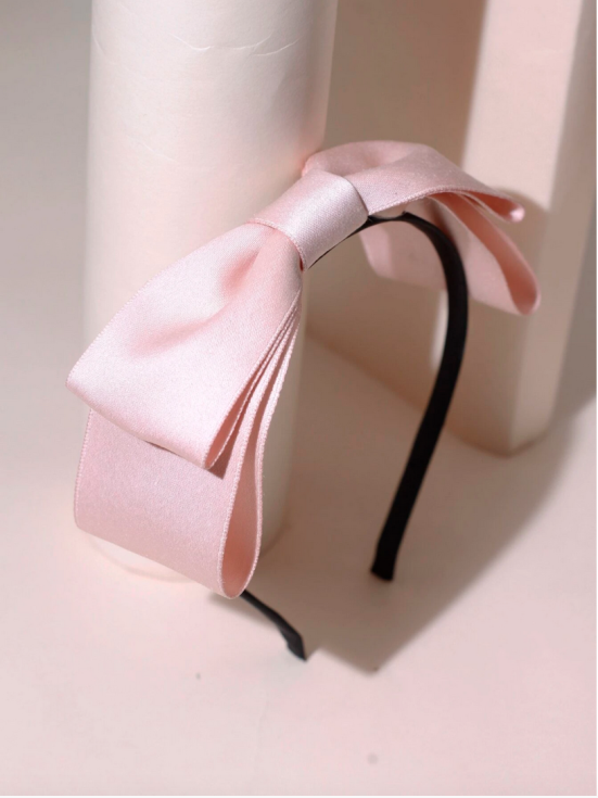 traka za kosu, satenska mašna, prah-roza, djevojački modni dodaci, elegancija za djevojčice, dodatak za posebne prilike, kvalitetni materijal, udobnost nošenja, modni dodatak za djevojčice, princeza stil