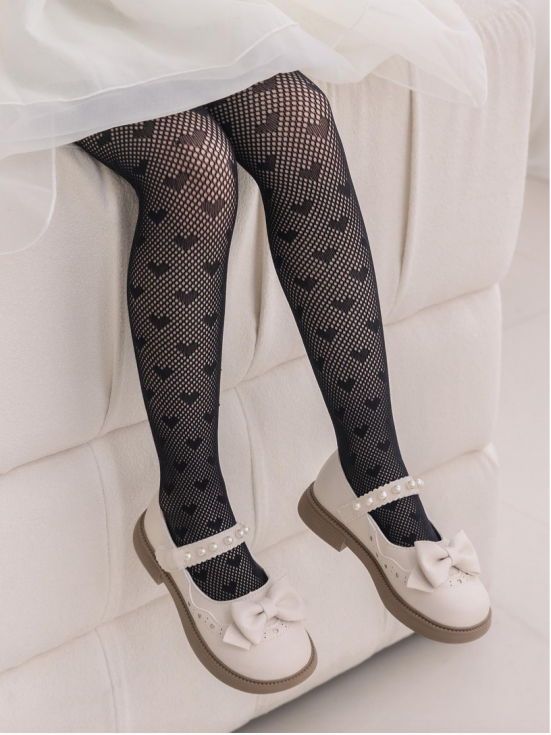 čarape za djevojčice, mrežaste čarape, čarape s uzorkom srca, elegancija za djevojčice, dječja moda, svečane čarape, kvalitetne čarape za djecu, crne čarape za djevojčice