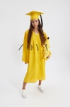 maturalna toga, žuta maturalna toga, kapa za maturante, svečana odjeća za maturu, akademska odjeća, završna svečanost, toga i kapa, svečani komplet