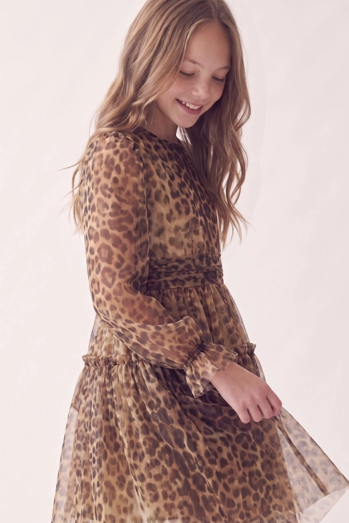 Svečana haljina Holly s leopard uzorkom – rukav od tila s volanom na manšeti, snimak sa strane